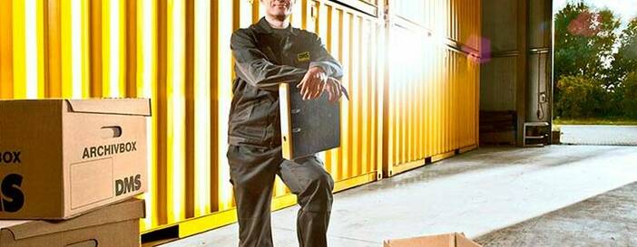 Archivkartons vor Lagercontainer